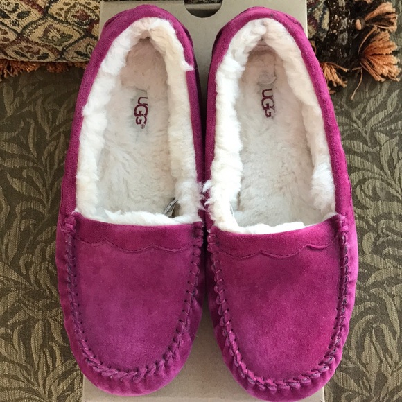 UGG Shoes - 💕DAY SALE Ugg Fuchsia Scalloped Moccasins